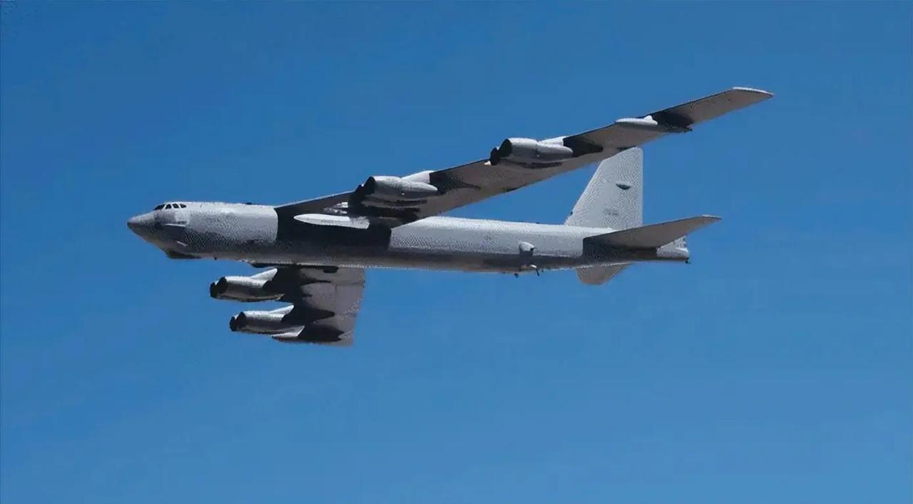 B-52烧的只剩渣渣，两点运气太背：
1、B-52这款轰炸机满油的情况下，一次最