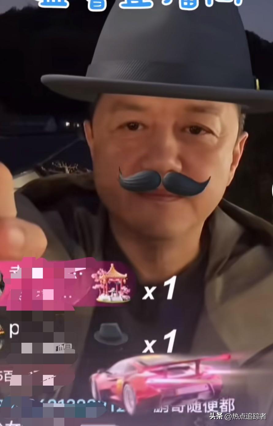 今晚，李亚鹏傍晚直播时，直播间气氛异常热烈，嘉年华接连不断。有网友估算，大概有五