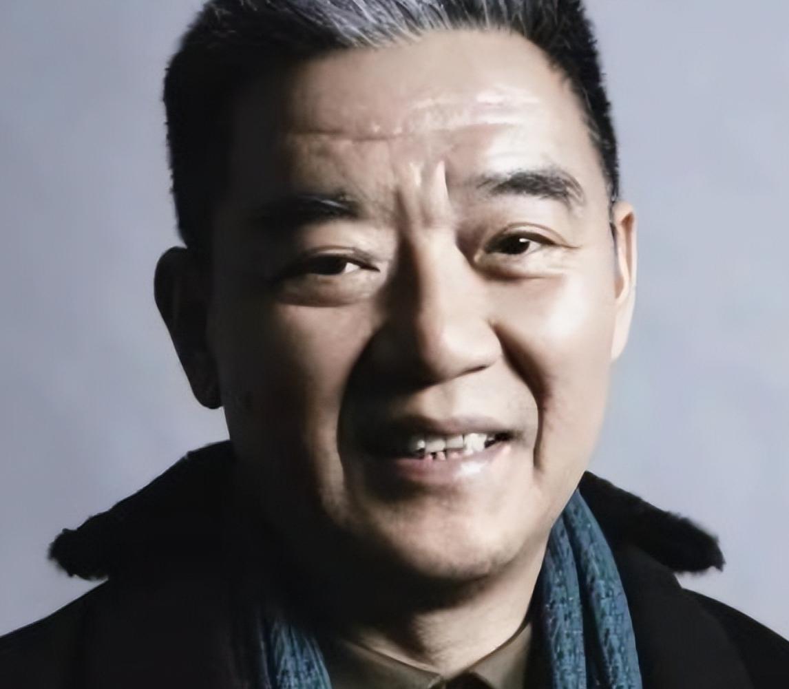 1990年，李立群从台湾回到大陆，找到了同父异母的大哥，见到大哥家一贫如洗，他拿