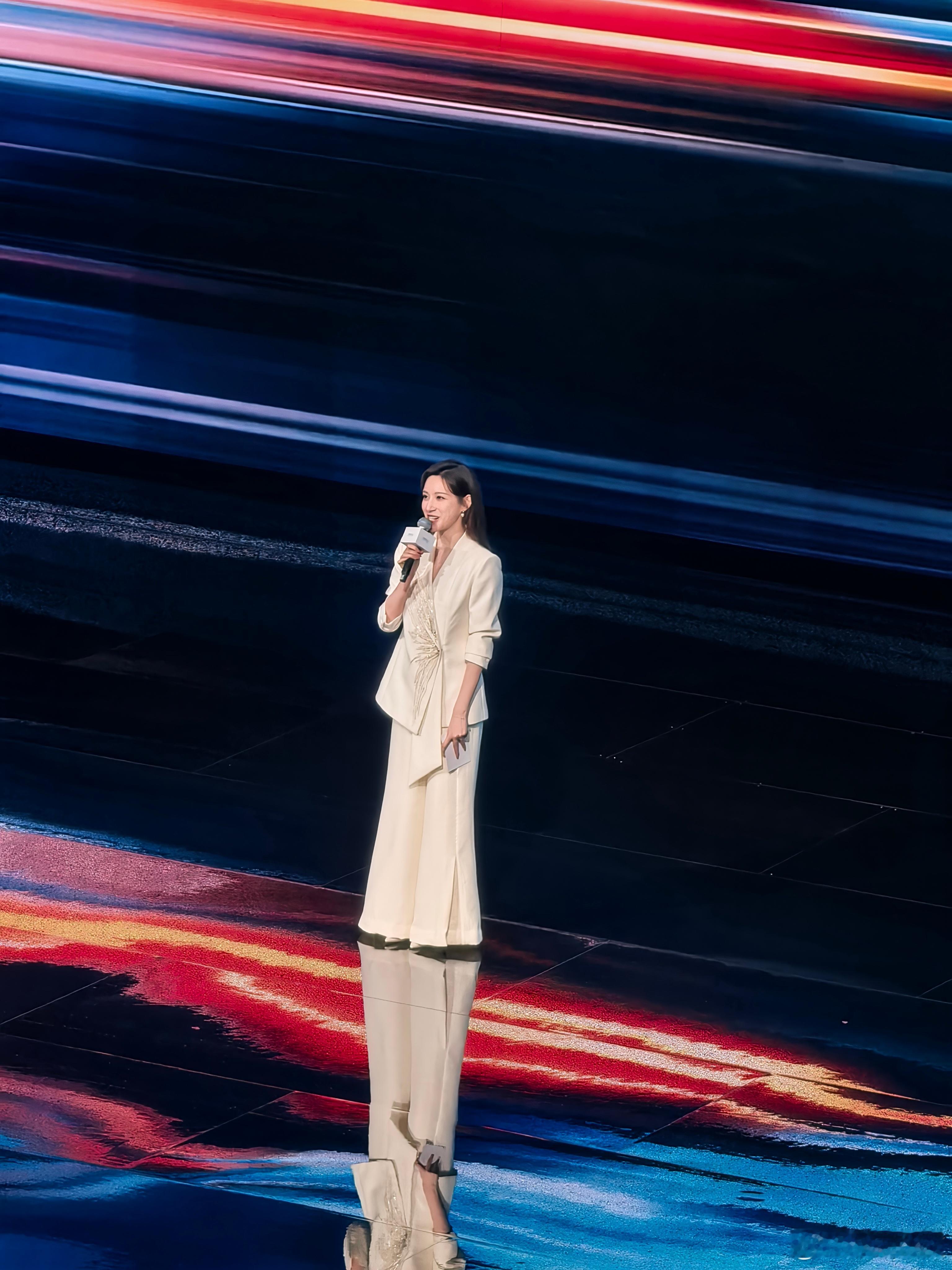 哇靠马凡舒主持！堪比春晚吉利i-hev智擎混动技术发布