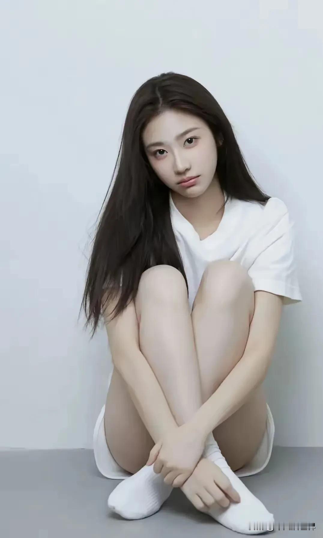白衣佳人坐，清风拂面来。