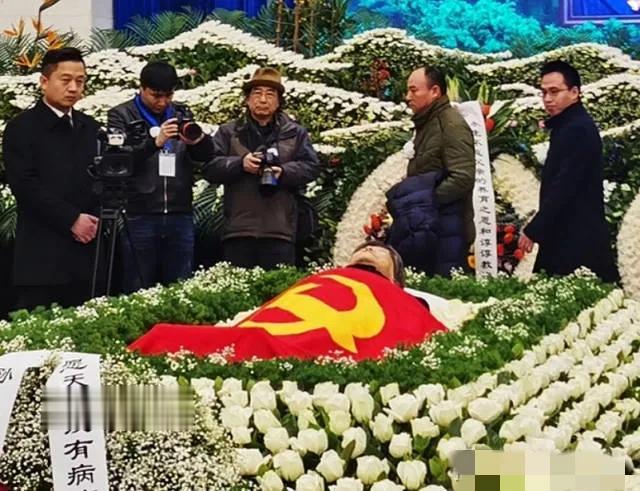 2020年，赵忠祥因癌症晚期离世，一张罕见的遗容，我们可以看到他安详地躺在一片白