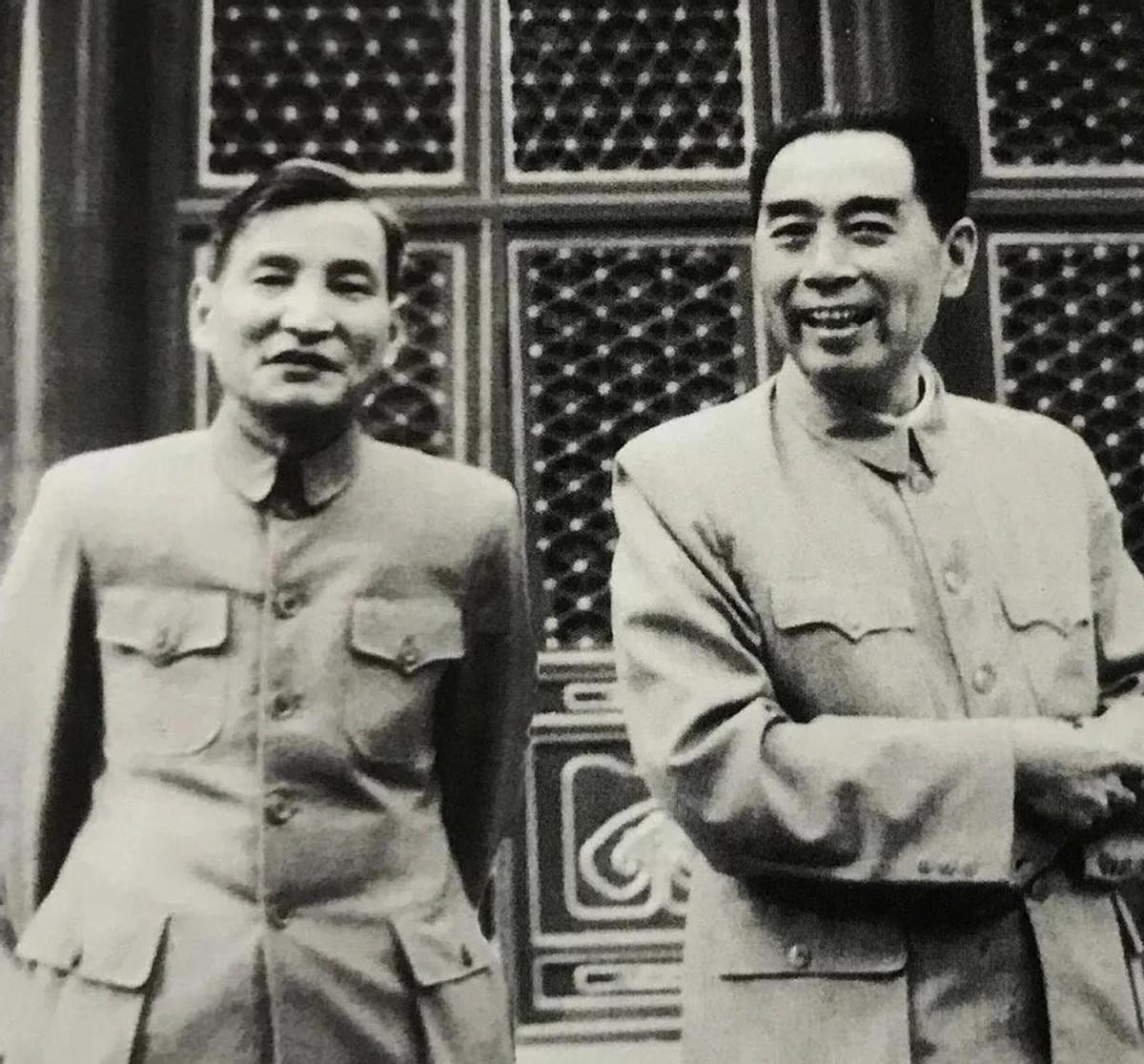 1954年，4位伟人在紫光阁的合影，注意看周总理身后藏着的是谁？

“老张，你瞅