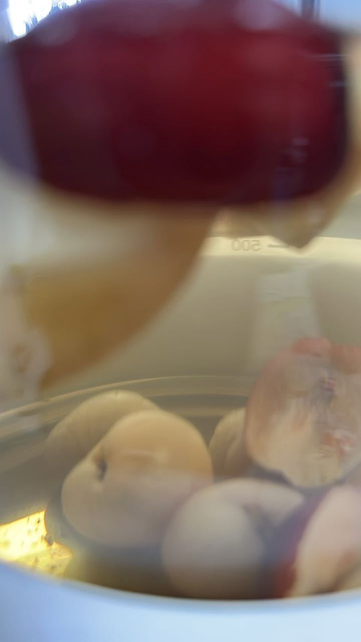 办公室生存法则第一条：有些水果，只能看，不能吃。暂时失去了在办公室吃苹果的权力