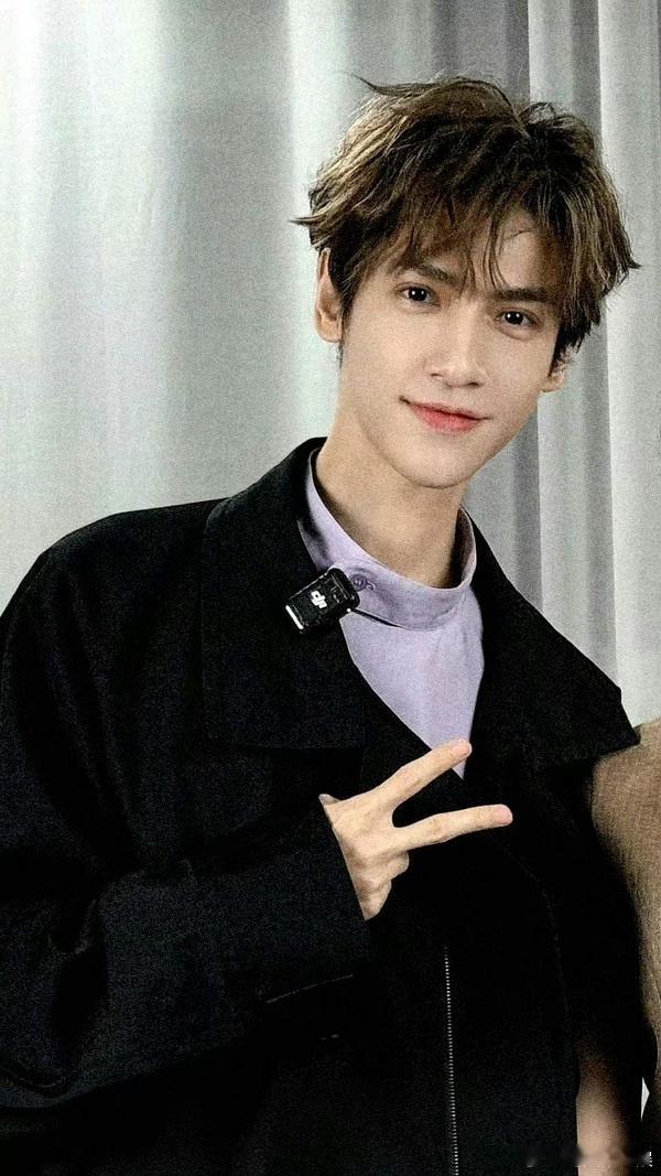 罗云熙是不是彻底flop了？竟然连接两场走穴音乐节，杂志也只有chic，新商务也