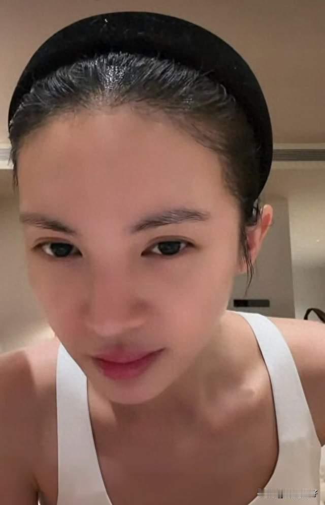 金晨直播聊闺蜜李一桐，心疼她心软吃亏遇人不淑