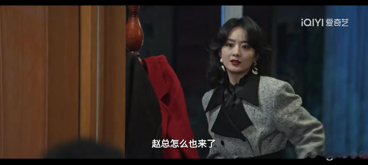 裘毕正怨恨郭启东滥用职权，在自己的老家扶持自己的亲戚开了一家工厂。裘毕正报警了，