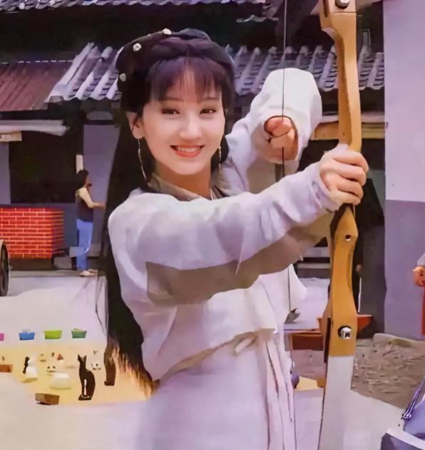 赵雅芝少女时期的照片，真的太美了！
她有着东方鹅蛋脸，皮肤白皙细腻，满是胶原蛋白