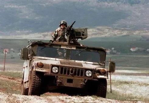 1989年2月，美国驻西德士兵迈克尔从部队驻地银行取走120美元，窃取了一台军用