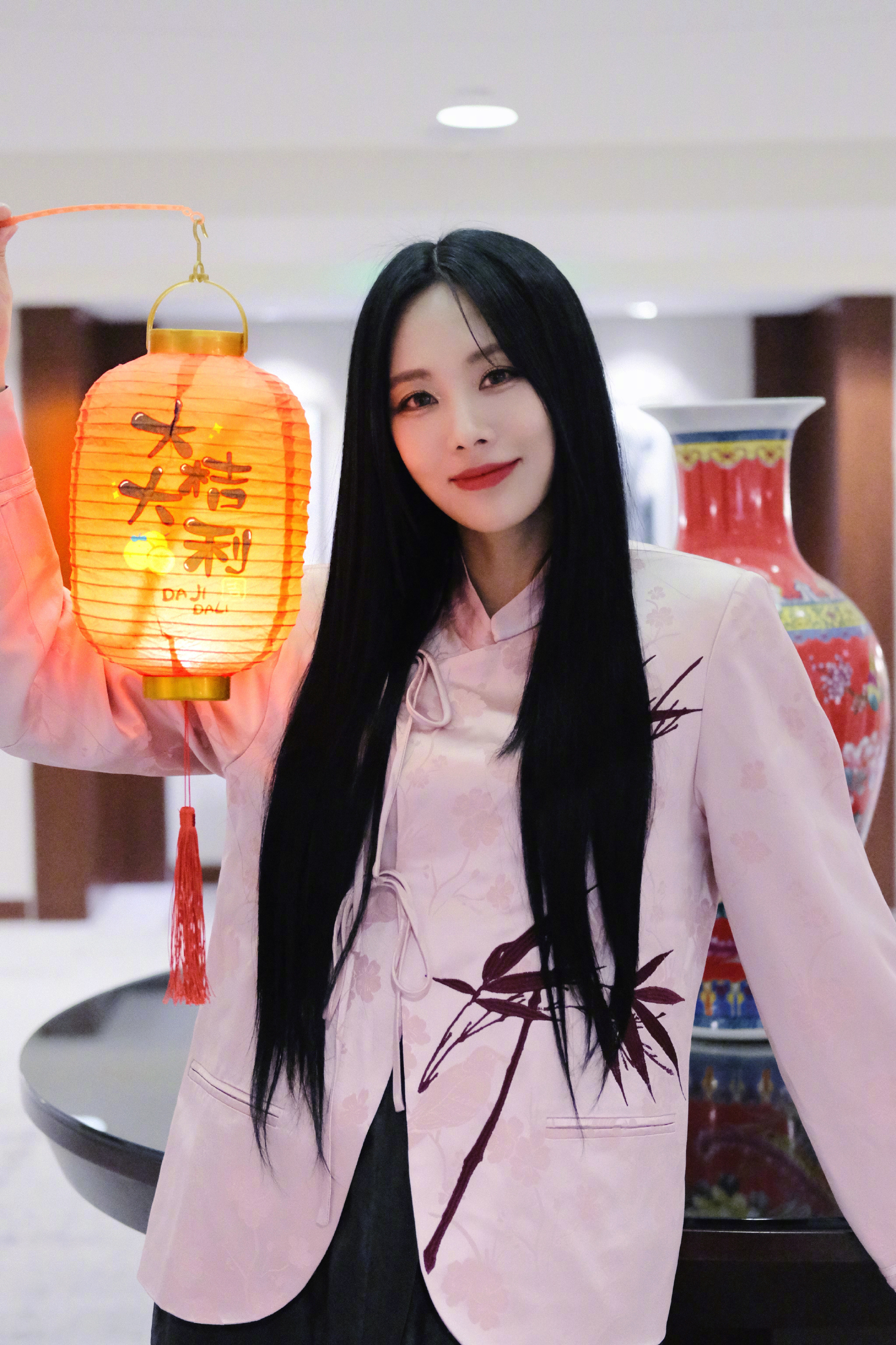 #王霏霏新中式粉色唐装#新春穿了一套新中式粉色唐装，与黑色的长直发搭配气质满分～