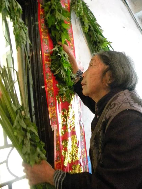 听我的姥姥讲，端午节挂艾草有三个说法：
1、挂单不挂双
大家知道为什么吗？
因为