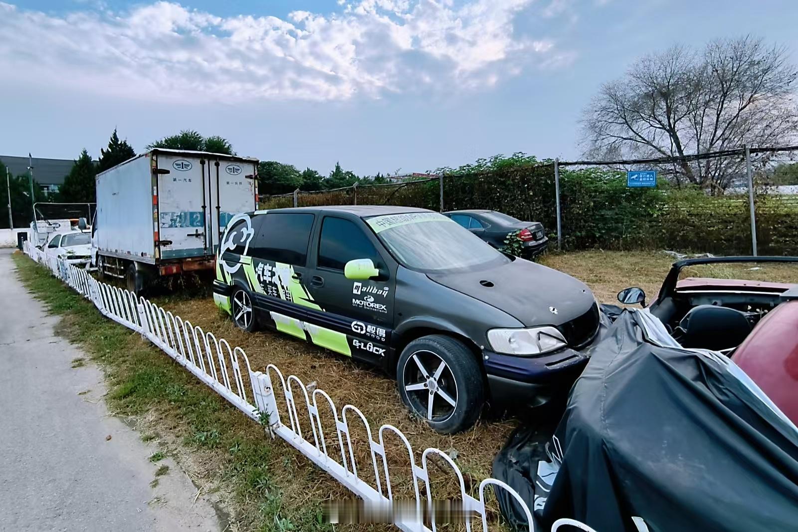 哎？这不是前几年汽车之家搞的那台GL漂移车么？咋遗弃了……别克gl8 汽车改装 