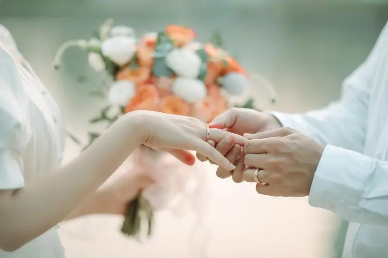 一天挥霍十几万办婚礼来刷存在感，远不如手握十几万存款带来的幸福感强烈。婚礼不过是