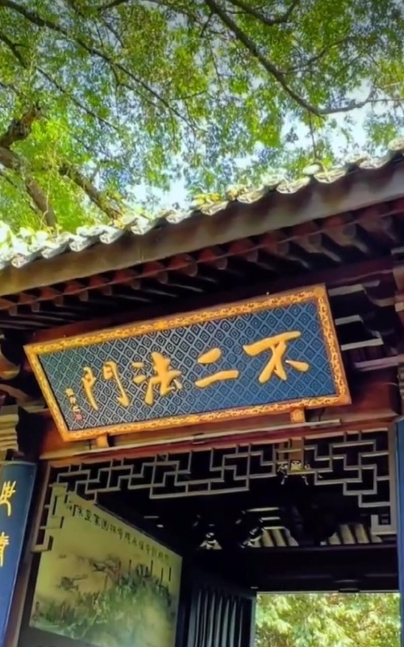 每天問候雖短，
親情友情裝滿，
知道彼此都好，
不見心裏也暖，
新的一天早安。
