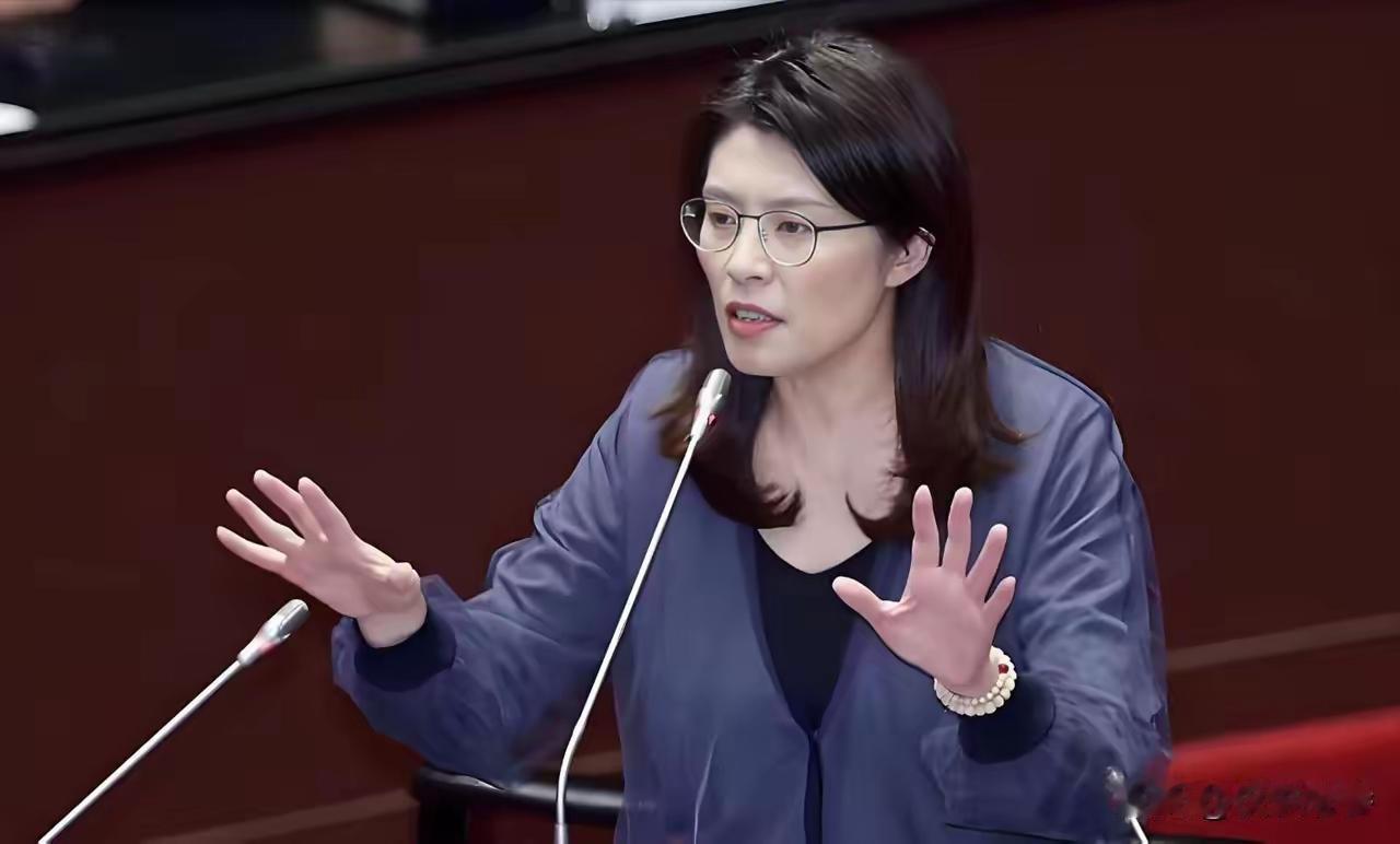 这个女人不简单。郑丽文刚成功当选，本以为她会收敛锋芒，过渡一阵子，没想到专访时，