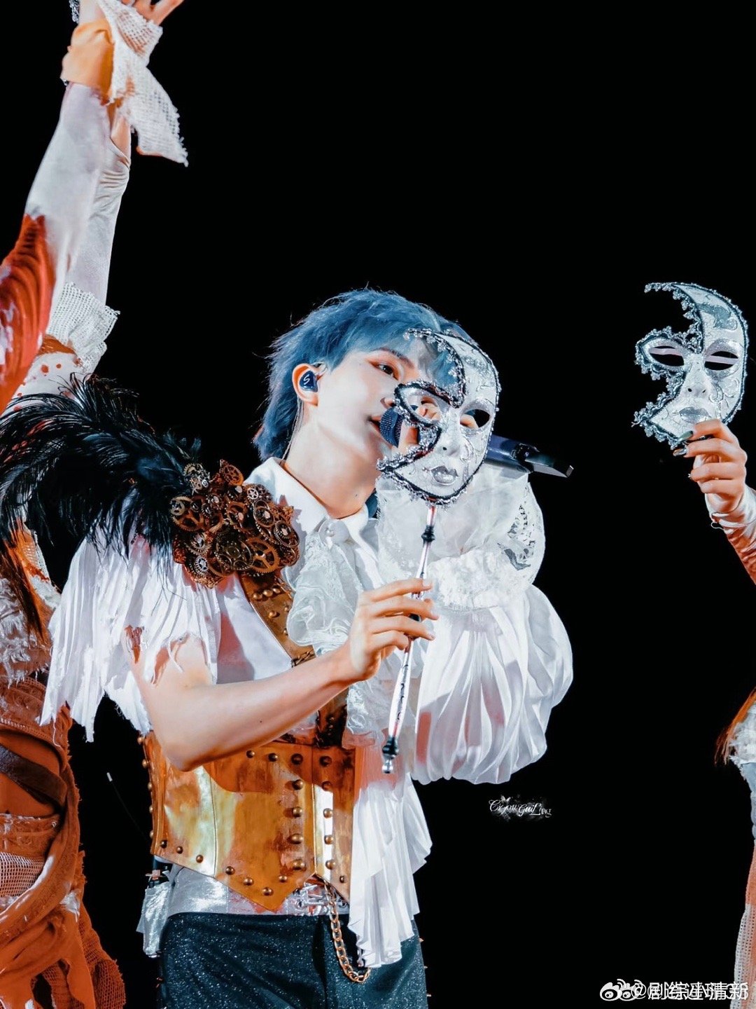 周深有效摘面具电视剧品质盛典 品质盛典上周深的《谜宫》首唱太稳了，全程全开麦无修