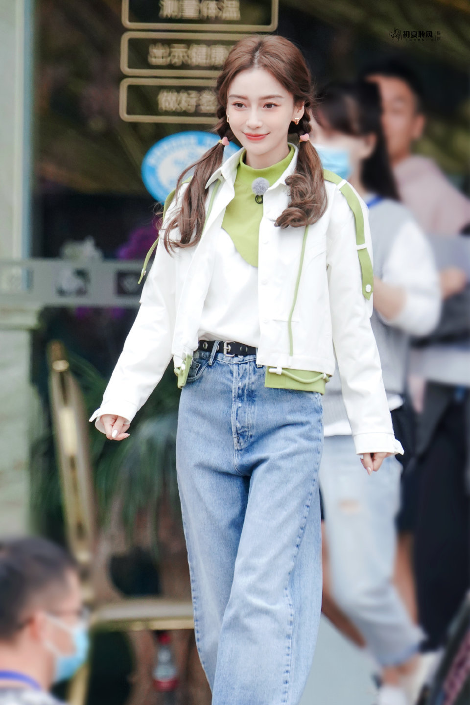 angelababy angelababy “巷口画卷渲染浓郁思念 枫叶相离谱写