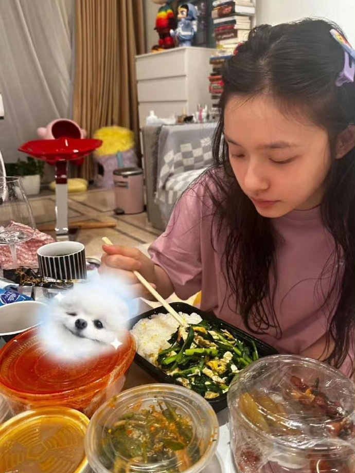 素颜在家吃大餐啊[笑cry]林允这素颜自拍好真实，没有距离感[好喜欢] ​​​