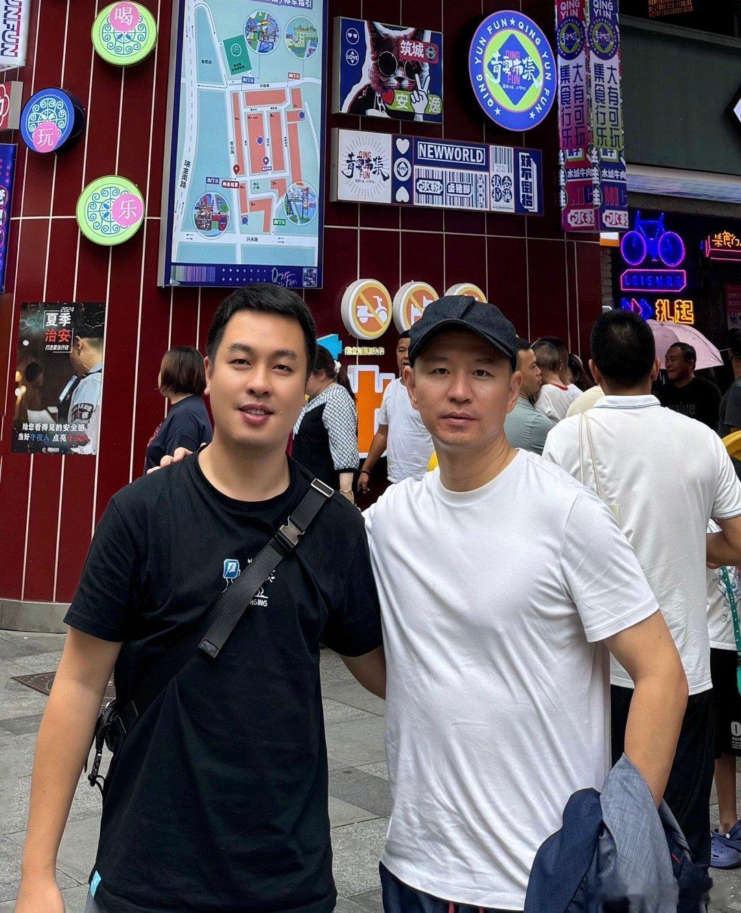 偶遇新出行前同事[挤眼] ​​​