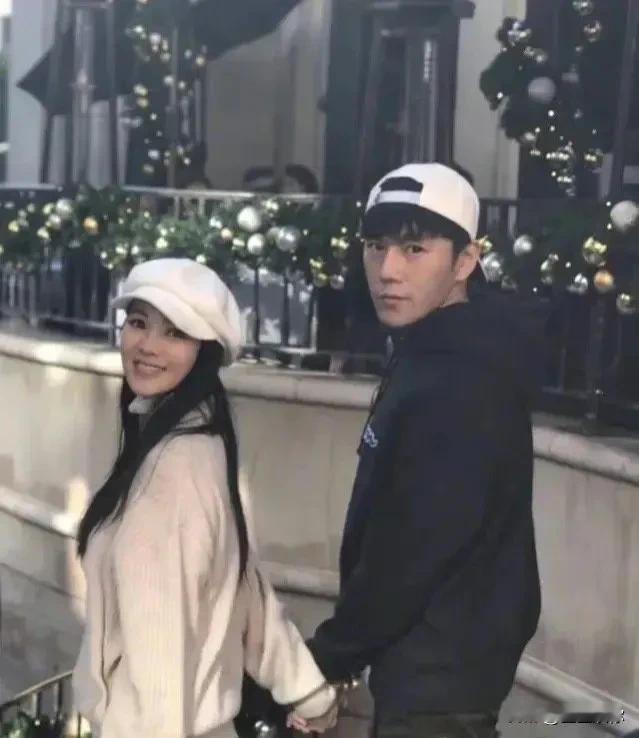 伊能静是我喜欢的一个明星，但我真的觉得她活的太辛苦了，我总觉得她有后悔和遗憾过的