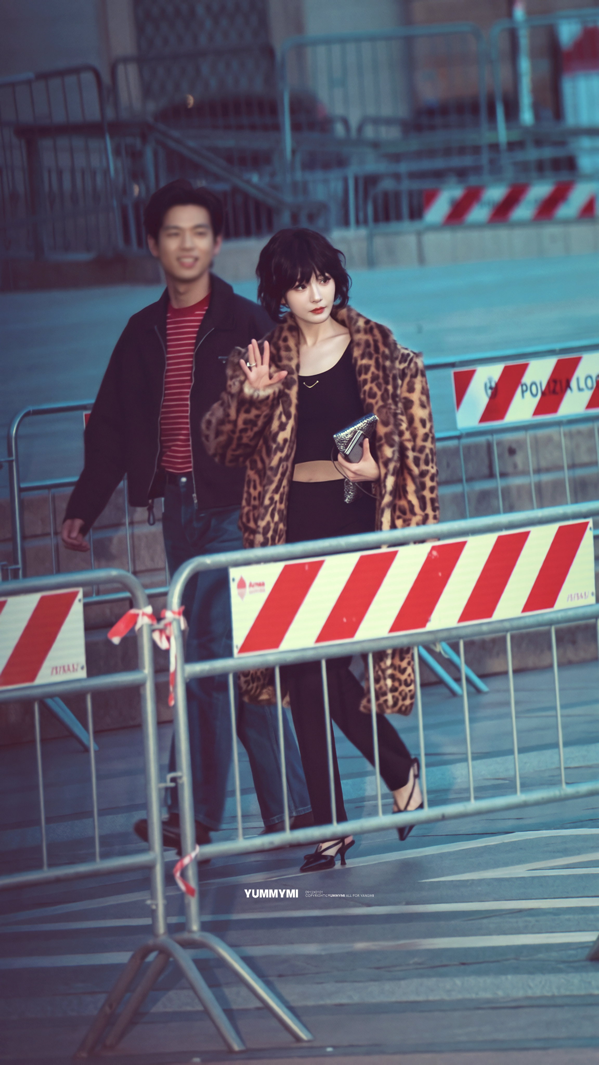 杨幂[超话]杨幂prada品牌代言人 🐆 杨幂冷脸萌杨幂米兰街头最严厉的母亲杨