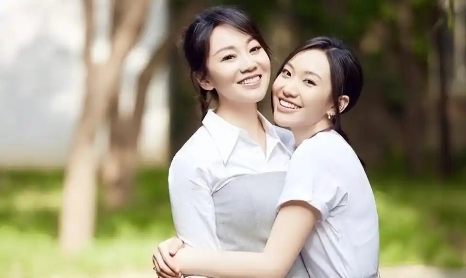 看看闫妮与女儿合照，不知道当年净身出户也要与闫妮离婚的邹伟，现在21年过去了，他