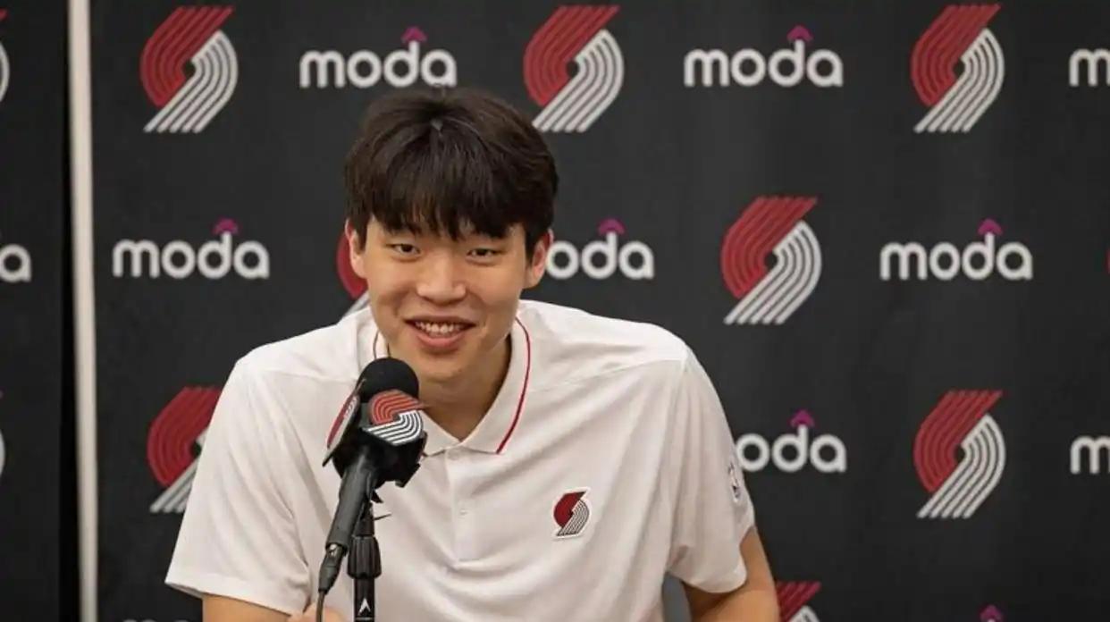 其实杨瀚森带女朋友去也无可厚非，带女朋友去，有人照顾可以让杨瀚森不想家，在美国生