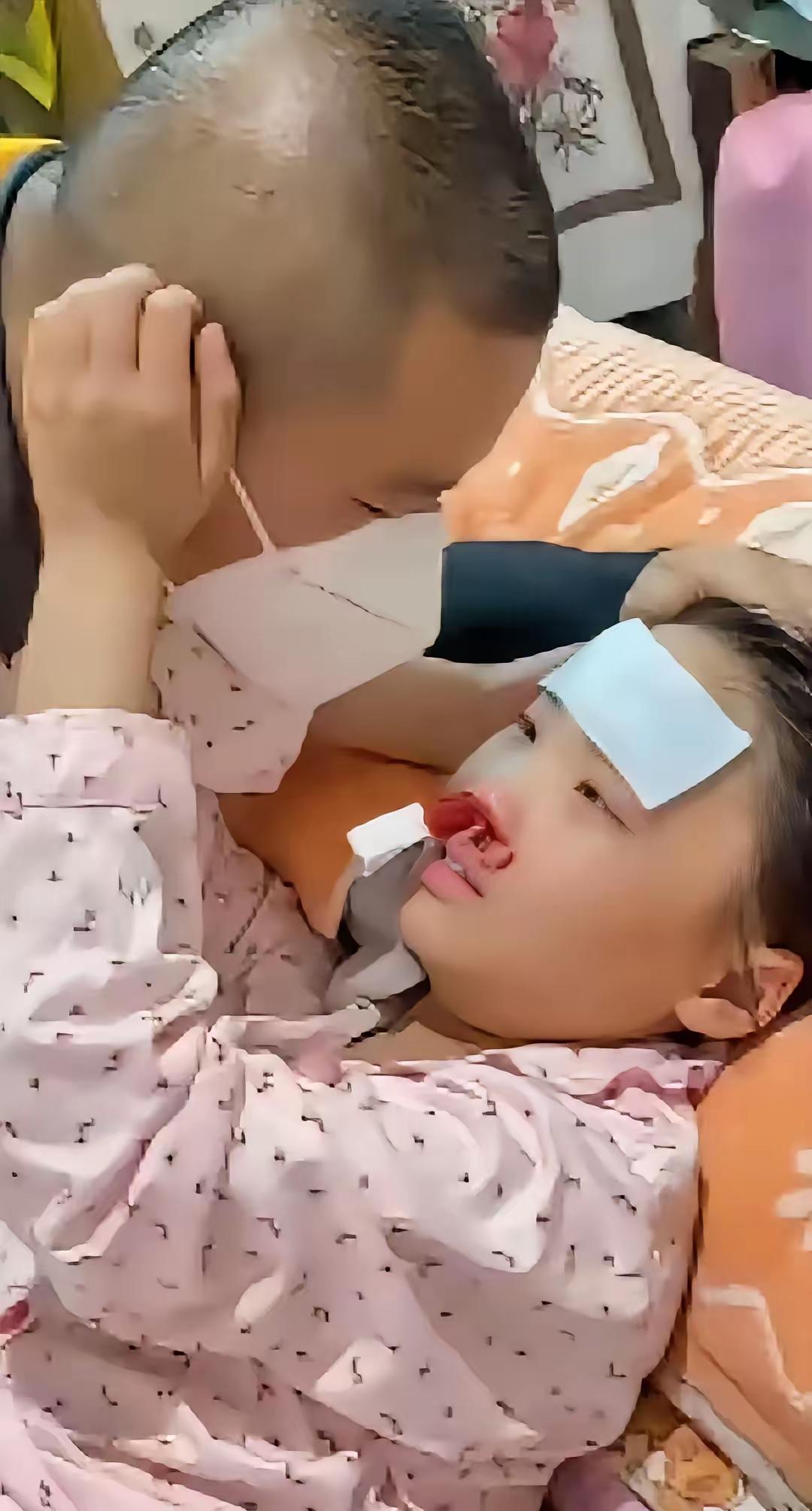 谁看了不心头一揪😭 为人父者，最痛莫过于看着女儿与死神拔河，却连一句“别怕”都