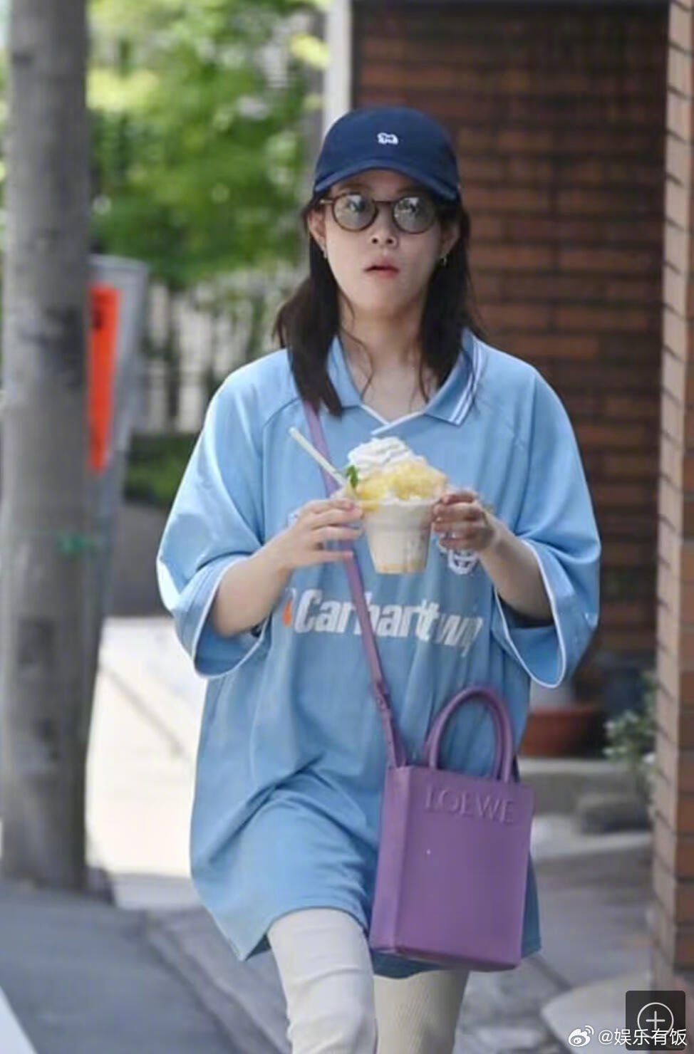 高畑充希孕肚高畑充希怀孕状态 高畑充希被拍到怀孕期间外出照片，打扮低调吃刨冰。她
