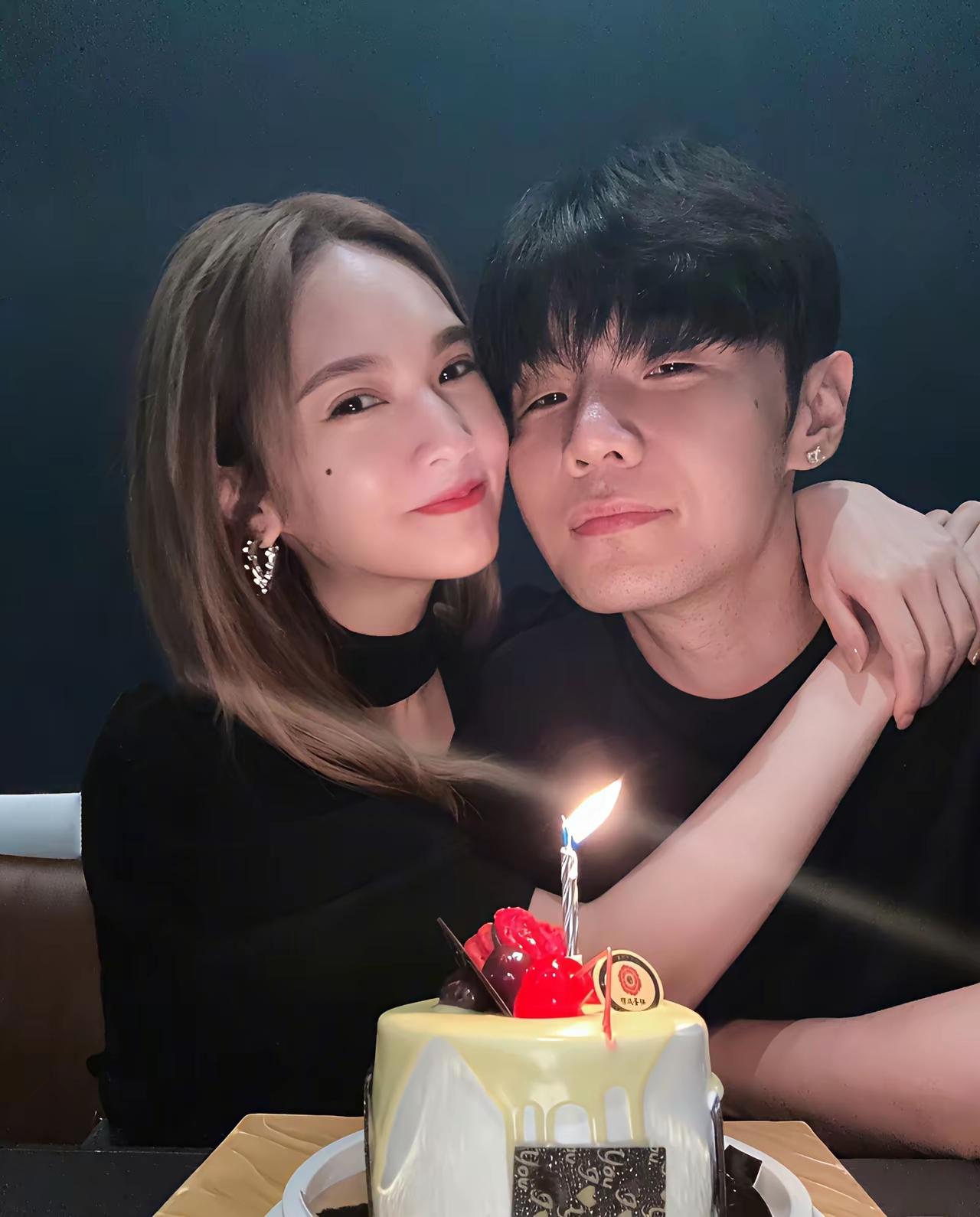 李荣浩对杨丞琳的好，真不是装的。
 
2017年她被传耍大牌，他直接下场硬刚：“