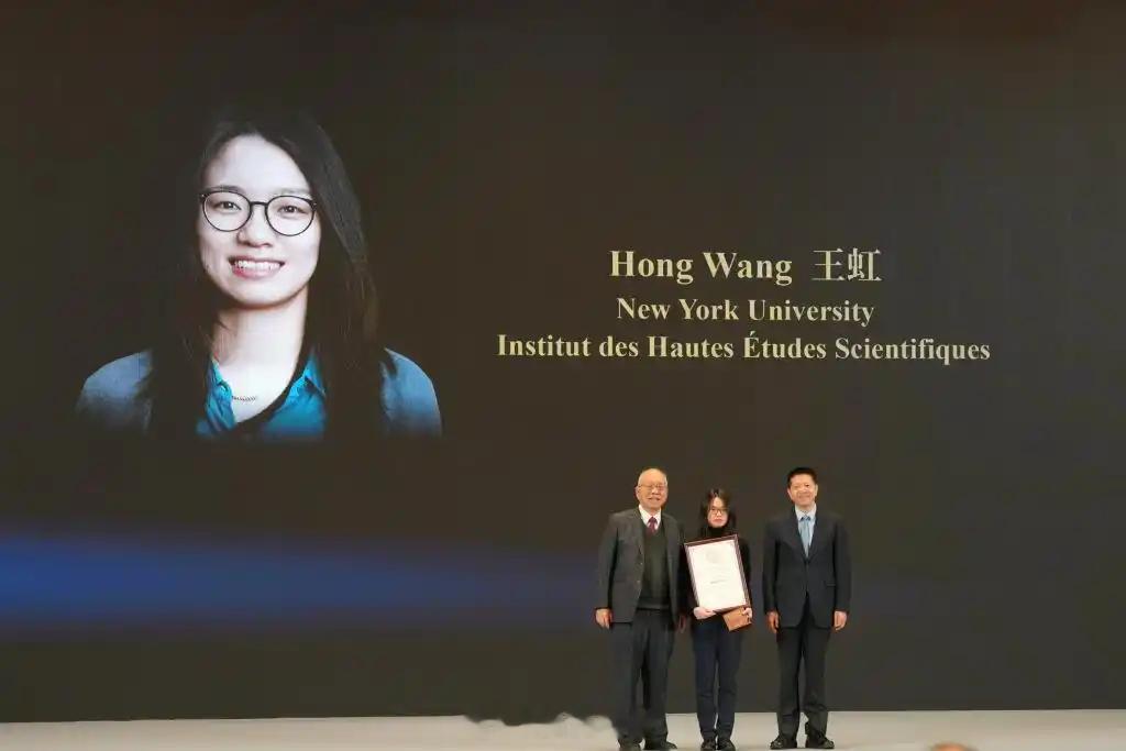 【丘成桐回应王虹邓煜获奖】两位中国籍数学家获菲尔兹奖2026年7月23日，在20
