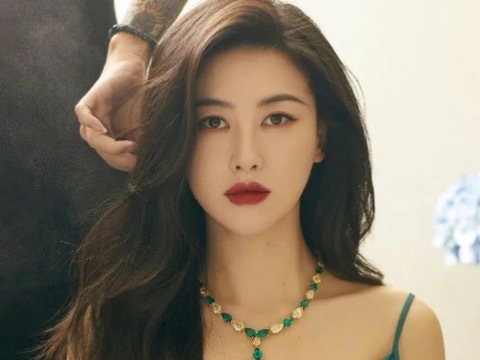 朱珠内娱收藏主理人沙漠旷野搭配艺术展览本就浪漫，要是同行的人是朱珠那直接完美，她
