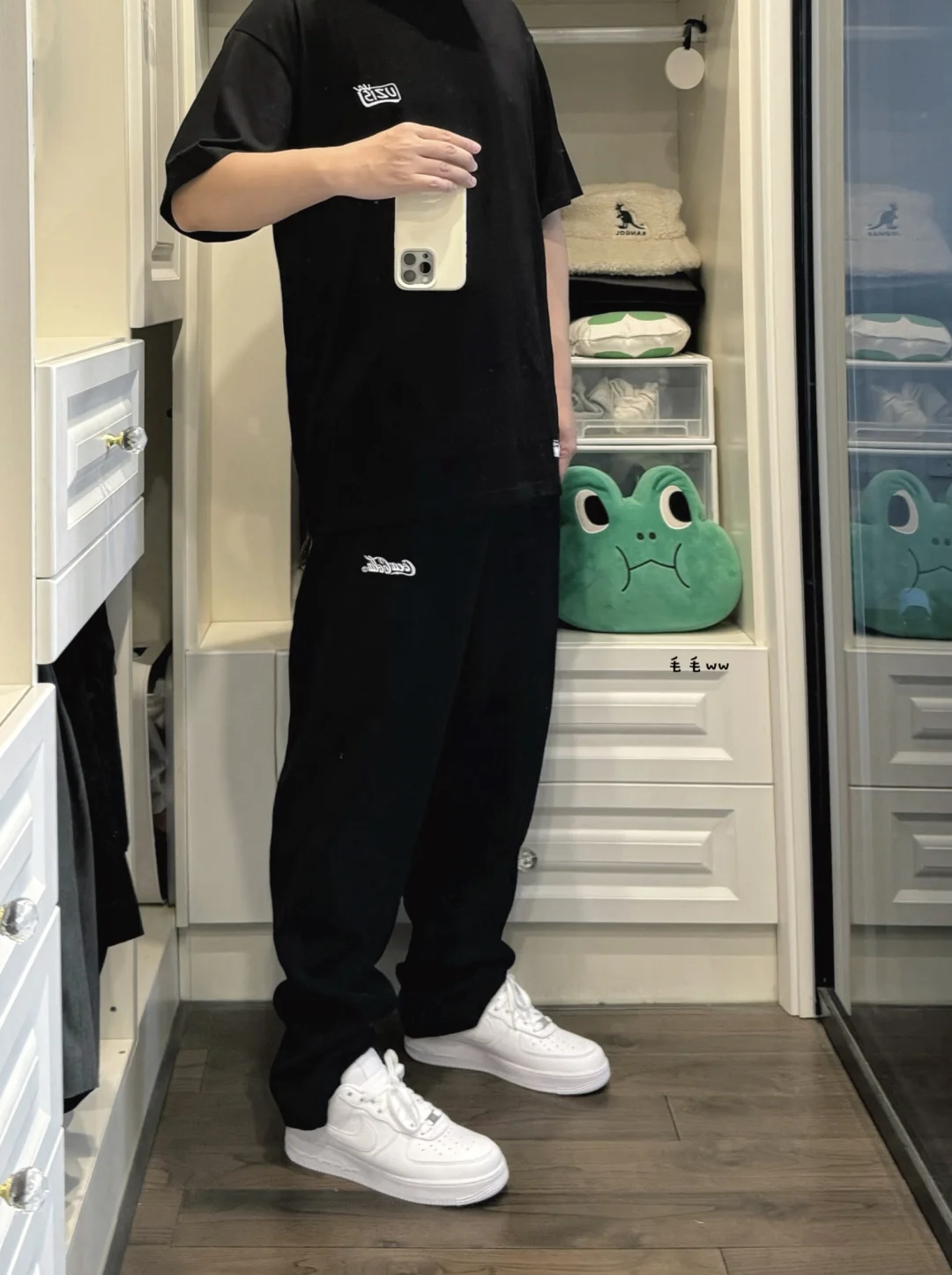 显瘦黑色系｜小白鞋穿搭