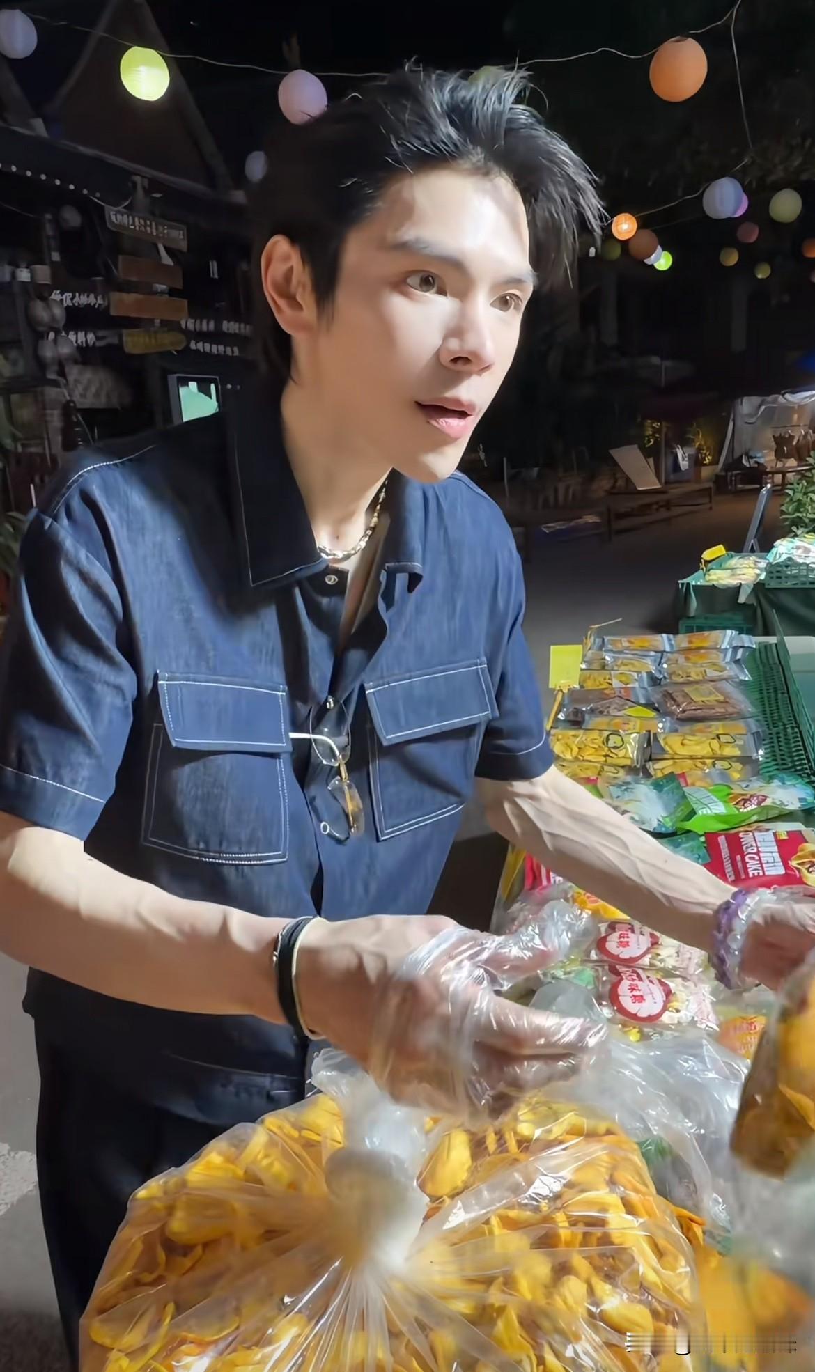 向佐体脂率低到吓人😱
为了演艺事业他拼了！
向左医美 了吗？综艺里没这么精致[