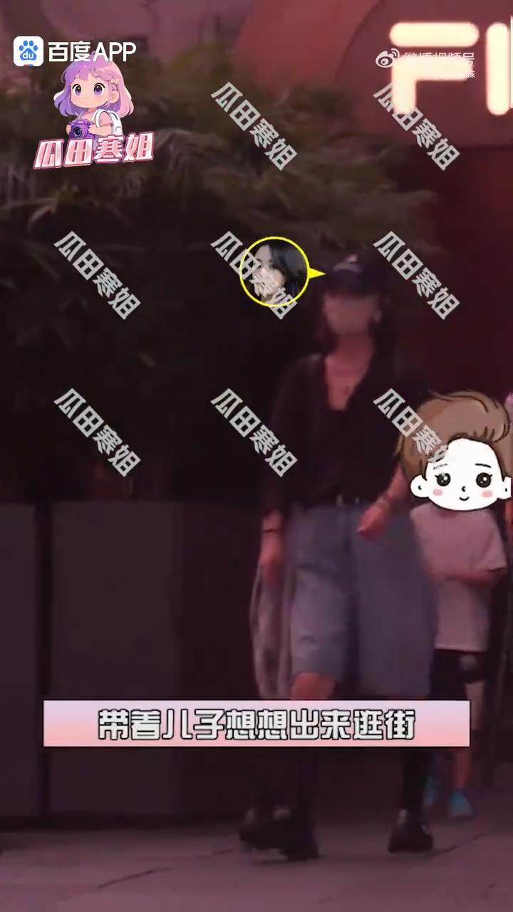 赵丽颖带想想逛街看展赵丽颖又带想想逛街买玩具了 丽颖最近状态真好 事业家庭都不耽