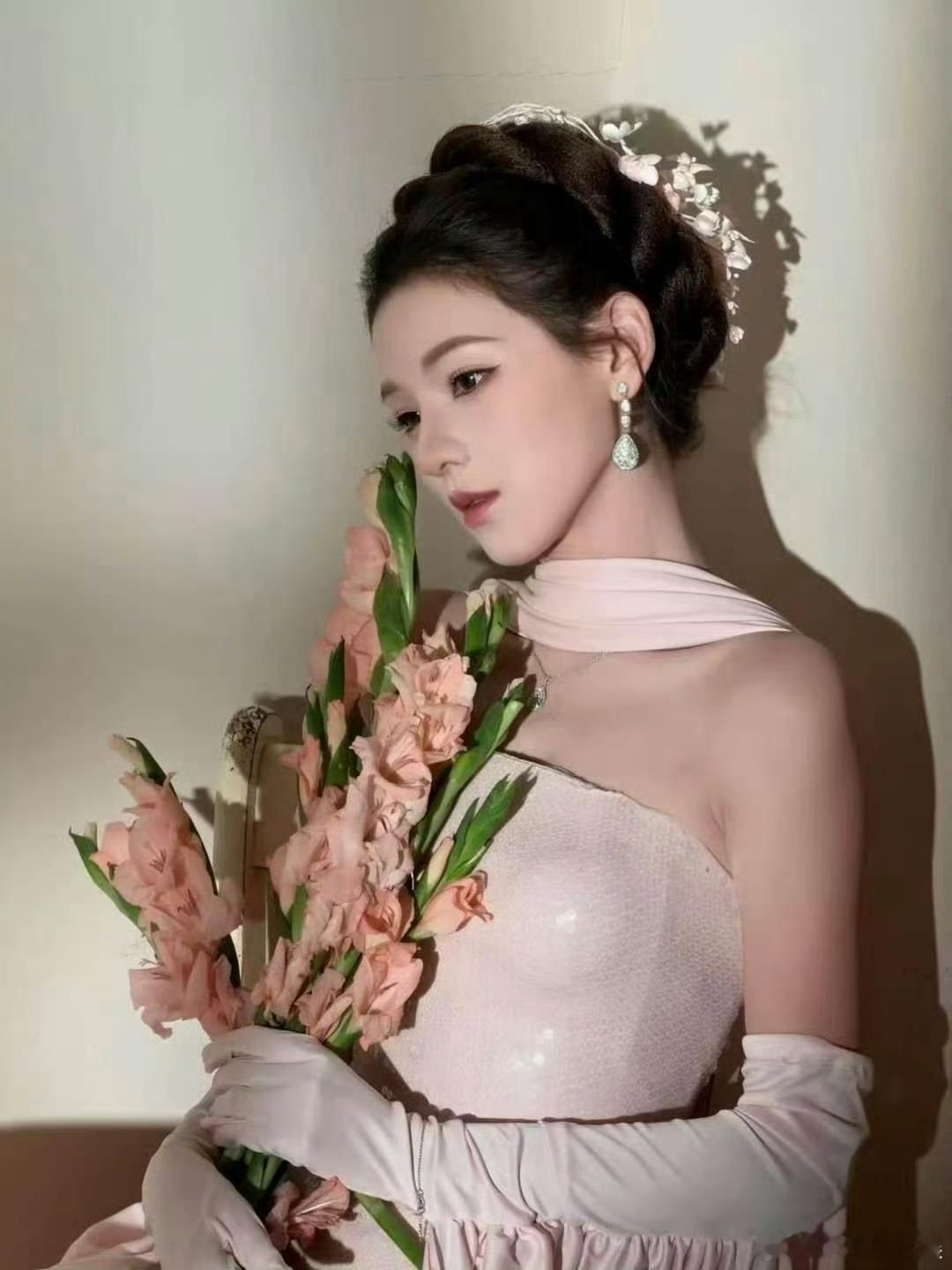 网友在上海和张予曦一起吃饭张予曦春日造型氛围感拉满春日魔都邂逅美好，网友在餐厅偶