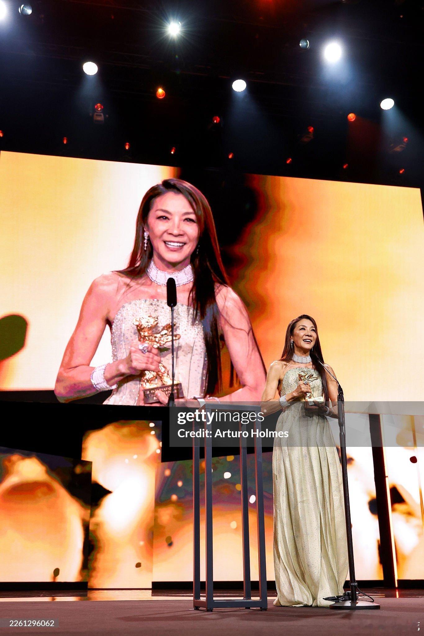 杨紫琼在柏林电影节领取了终身成就荣誉金熊奖  🏆她也成为首位获此殊荣的华人演员