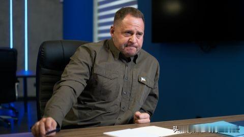 辞去总统办公室主任职务后，叶尔马克过着低调的生活。记者了解到，他与官员沟通，去健