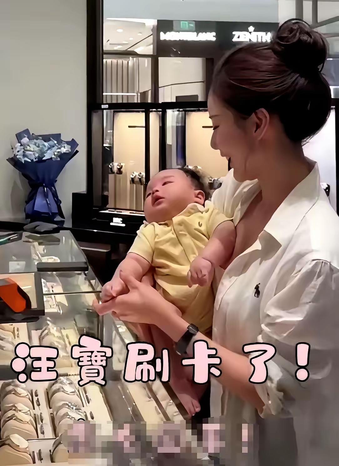 小梅的妈妈最伟大，默默的在后面支持自己的女儿，孩子过得好，自己就放心了。她辛苦都
