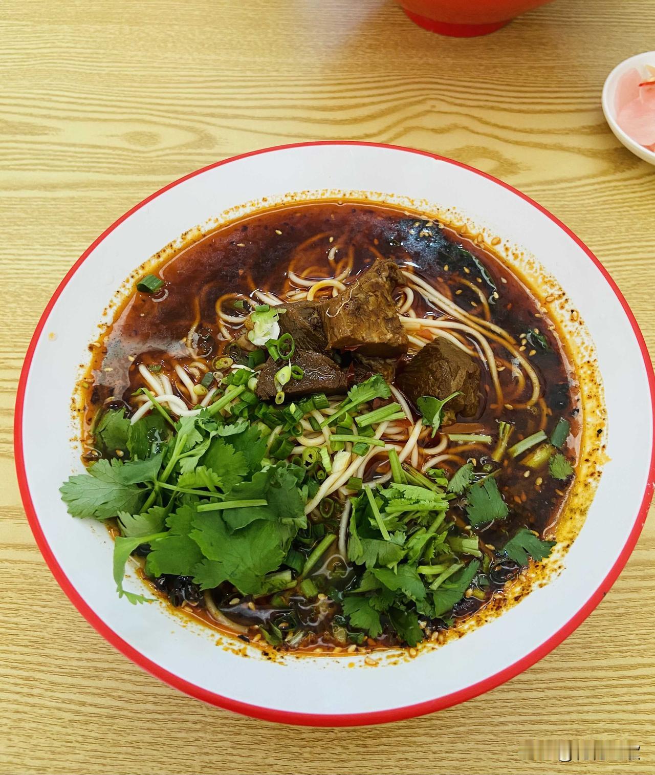县城吃饭是需要卡点的，错过饭点想找个吃的，真的是有点走断腿的节奏（主要是太阳当空