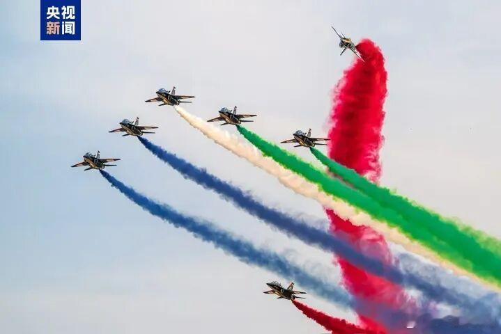L-15E高教机“回娘家”10月28日，第十六届中国航展阿联酋空军“骑士”飞行表