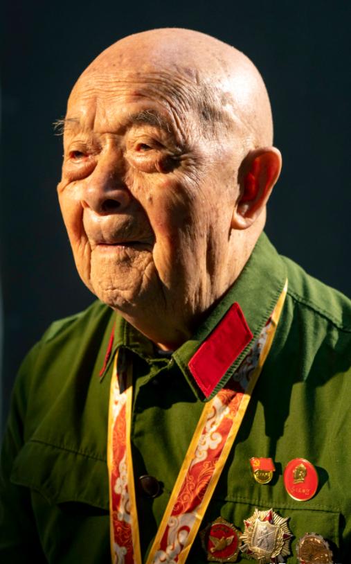 朝鲜战场上，他一人歼敌400多名，立下赫赫战功，退伍时却因有关部门写错一字，苦干