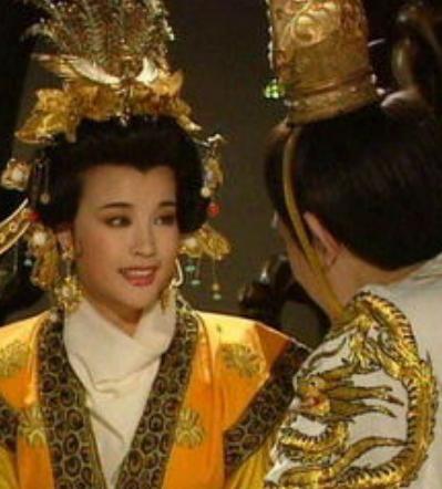 公元705年，武则天正在寝宫安睡，一群大臣带兵破门而入，当场斩杀两名亲信，人头落