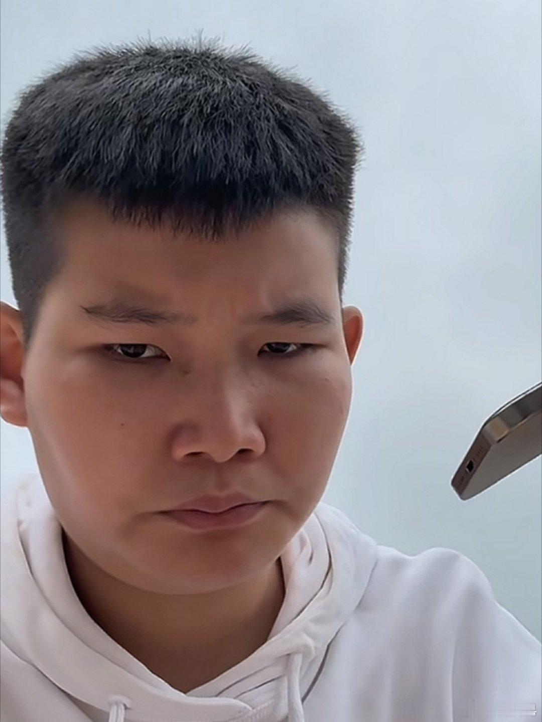 警方证实网红小四爷被带走 这个不男不女的东西面相让我第一眼看着就不舒服……看了他