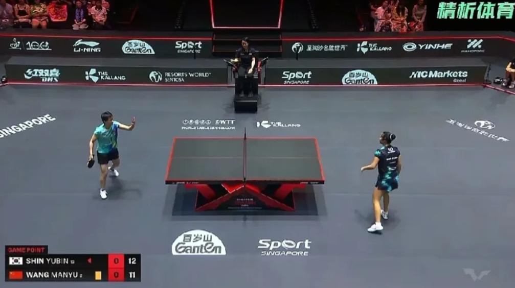 在王曼昱和申裕斌的这场比赛里，最让人敬佩的不是王曼昱，也不是申裕斌，而是那位女裁