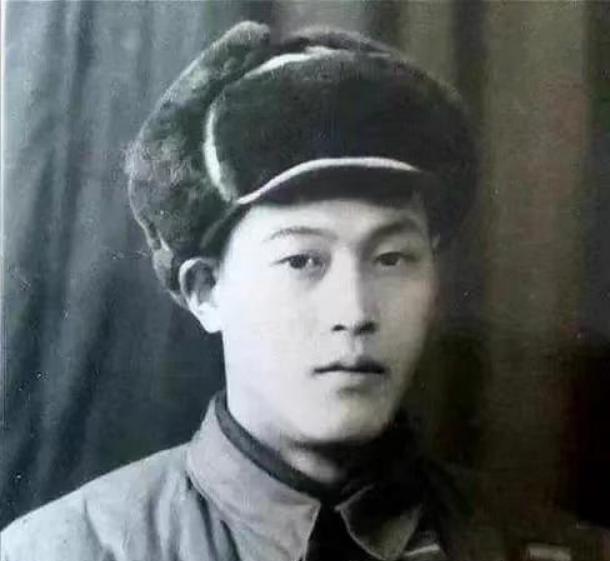 1952年，战士张文荣被美军俘虏后叛变！在奉命打入志愿军内部时，他却在跳伞前，将