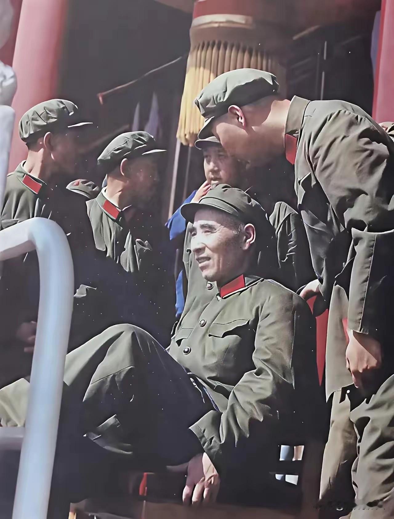 谁能认出照片中的五位？

这张合影拍摄于60年代，一位老将军坐在天安门城楼上晒太