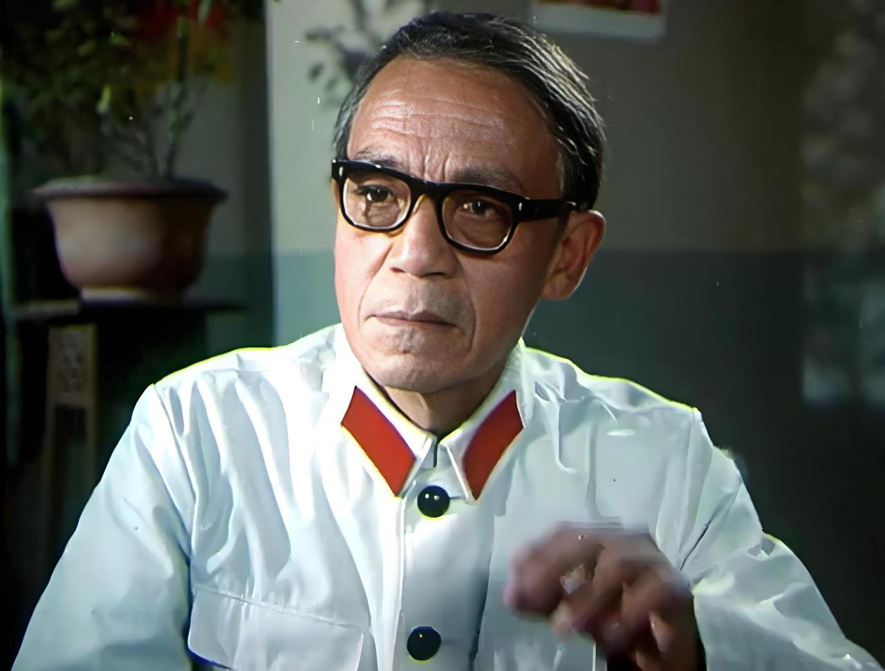 杨威（1912–1984）在电影《泪痕》（1979年）中饰演吕明远

老艺术家杨