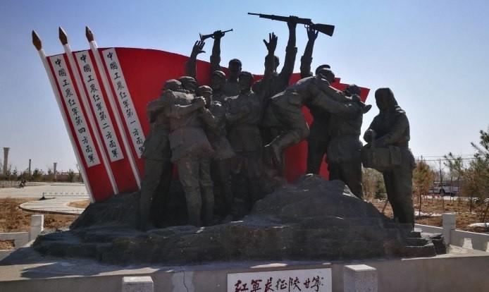 红军时期、抗日战争时期、解放战争时期，我军事实上存在着大大小小的山头，但很多部队
