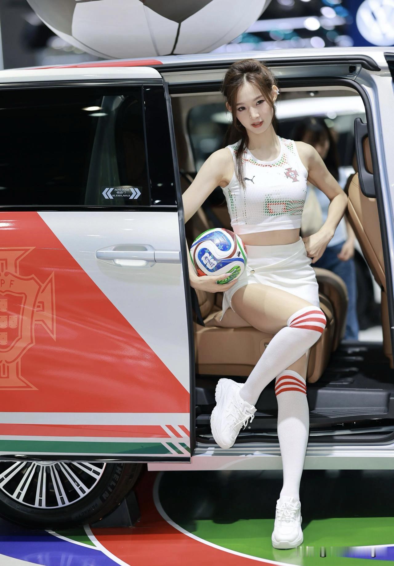 “车旁美人笑，球影映芳容”，这画面想想就超美。在车水马龙的街头，一辆时尚的跑车旁